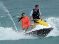 Kim Kardashian w cienkiej różowej sukience na plaży